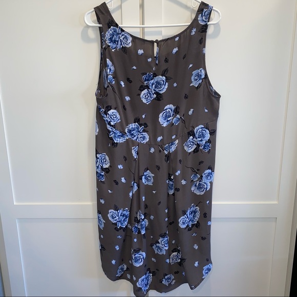 Torrid Floral Grey and Blue Sleeveless Hi- Low Top Size 0X - Picture 7 of 15
